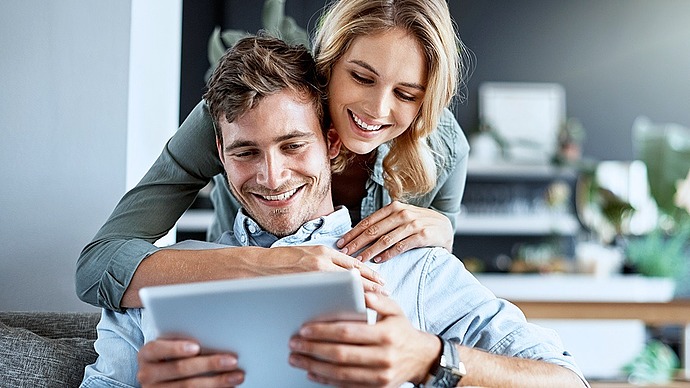 Kostenfreie Online-Seminare Pärchen schaut gemeinsam in ein Tablet